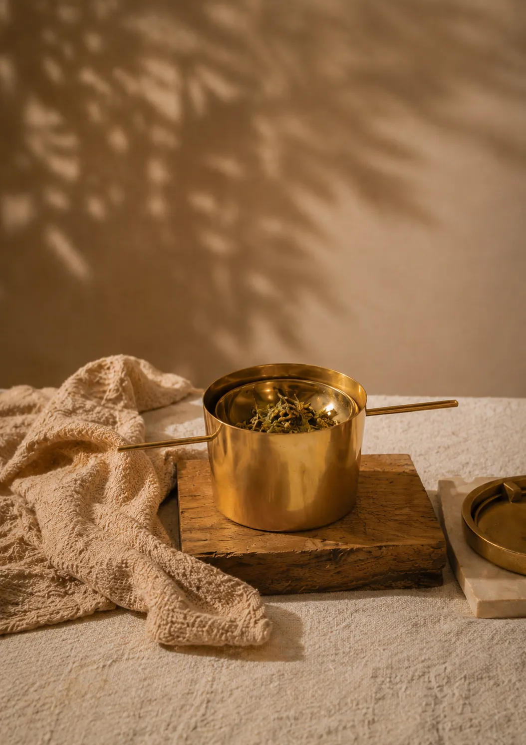 Mas du Roseau Pachamama brûleur à herbes métal doré